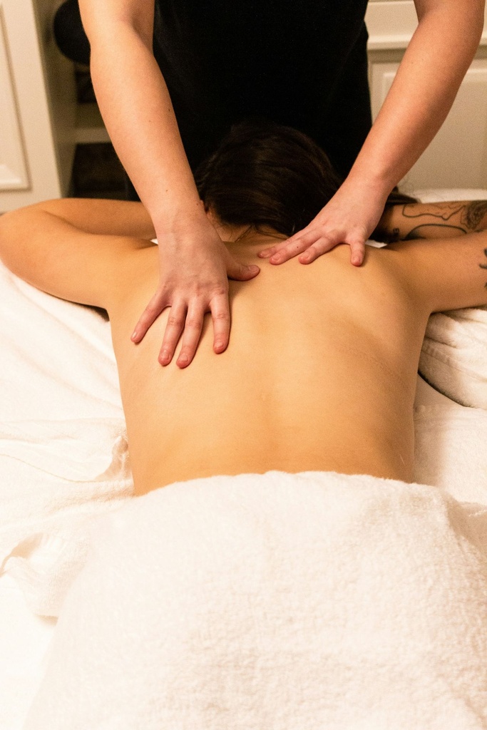 Massage aux huiles essentielles AromaTouch®